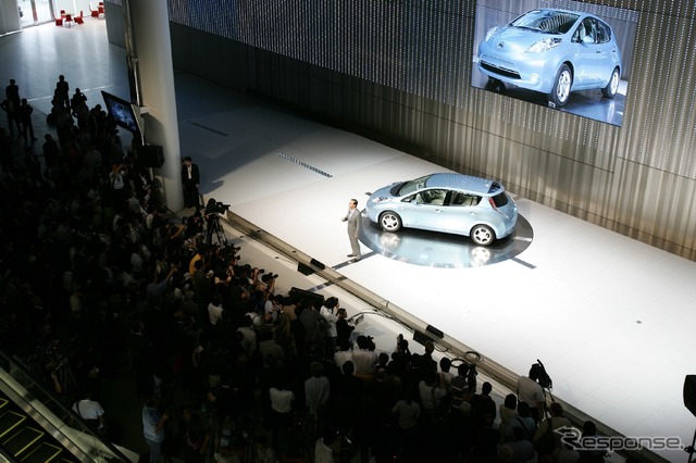 2009年8月、横浜市の日産グローバル本社のオープニングで披露されたリーフ