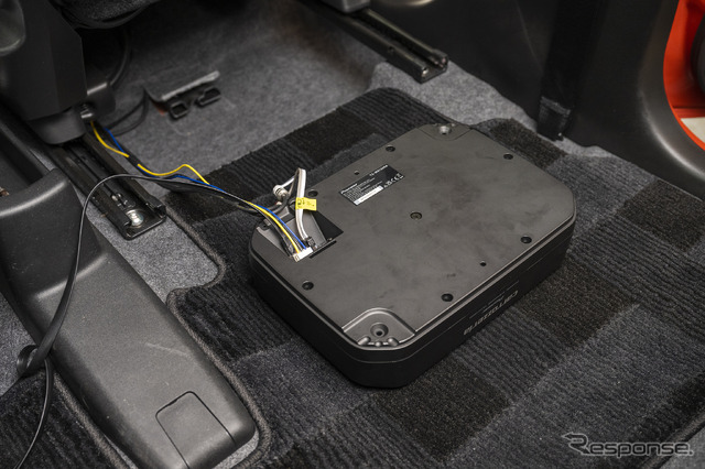 座席下へTS-WX140DAを置き、背面の配線を接続していく