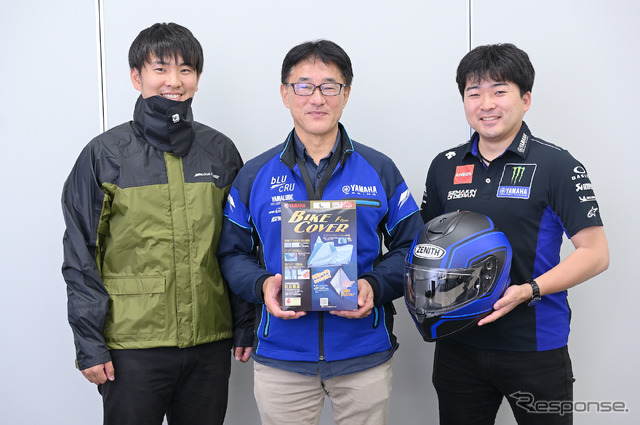 ワイズギアの代表的商品と、開発に携わった商品戦略課のみなさん。中央が川浪陽一さん