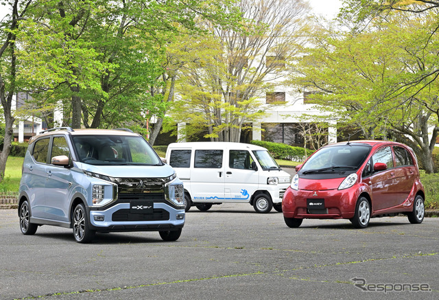 三菱 eKクロスEV(左)と元祖・軽EVのi-MiEV(右)。奥は軽商用EVのミニキャブMiEV