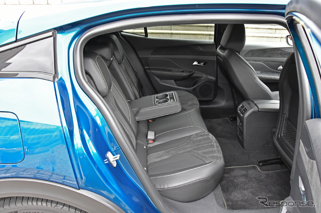 プジョー 408 GTハイブリッド(PHEV)