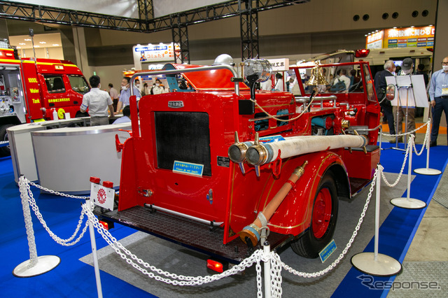働くクルマの先輩たち! 100年以上も昔のクラシックな消防車がズラリ…東京国際消防防災展2023