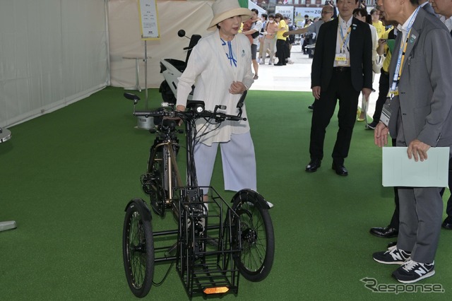 E-Tokyoキックオフを視察する小池都知事