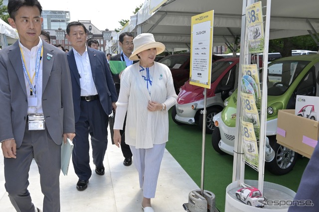 E-Tokyoキックオフを視察する小池都知事