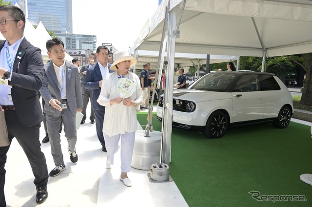 E-Tokyoキックオフを視察する小池都知事