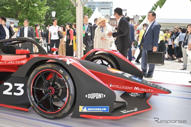フォーミュラE車両を視察する小池都知事(E-Tokyoキックオフ)