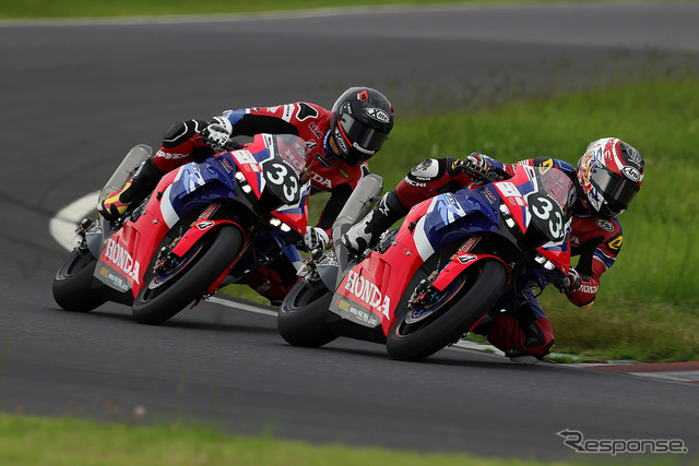 トップタイムをマークした#33 Team HRCのメイン車両(左)とテスト車両(右)