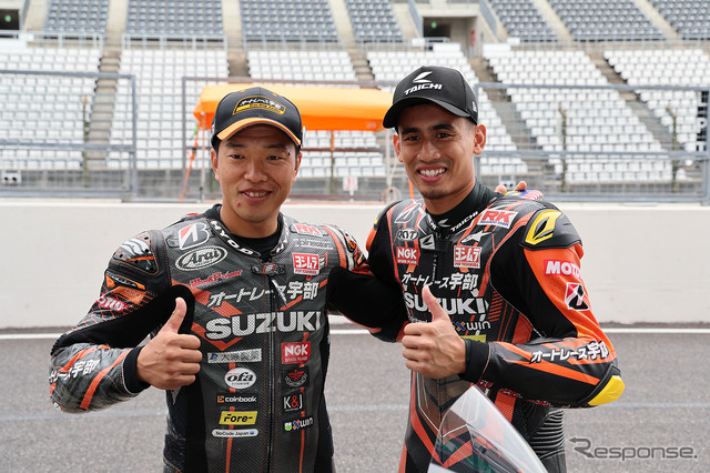 AutoRace Ube Racing Teamの津田拓也(左)とハフィス・シャーリン(右)