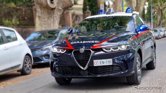 アルファロメオ・トナーレ・ハイブリッド のイタリア国家憲兵の「カラビニエリ」仕様