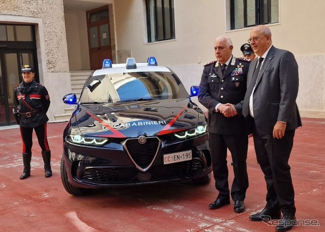 アルファロメオ・トナーレ・ハイブリッド のイタリア国家憲兵の「カラビニエリ」仕様