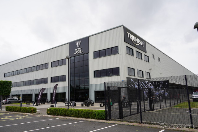 今回はロンドンからバスで2時間半ほど移動し、ヒンクリーにあるトライアンフ本社も訪問。本社にはミュージアムも。