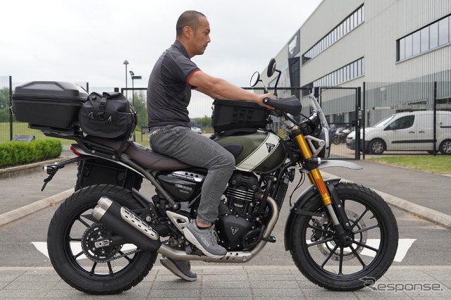 スクランブラー400Xは、シート高が835mmあり、スピード400よりも大柄なポジション。車体重量は179kg。サスペンションのストロークもスピード400より長めに設定されている。