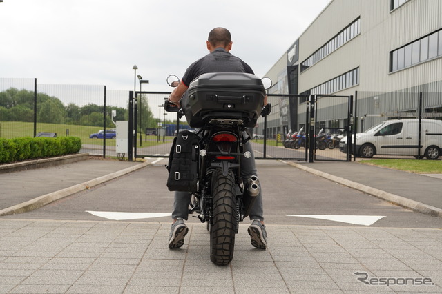 スクランブラー400Xは、19インチのフロントホイールを採用。これも大柄な要因。ハンドルを含む車幅は901mm。両足ともにつま先がツンツンだが、少し腰をずらせば安心して片足で支えられる。