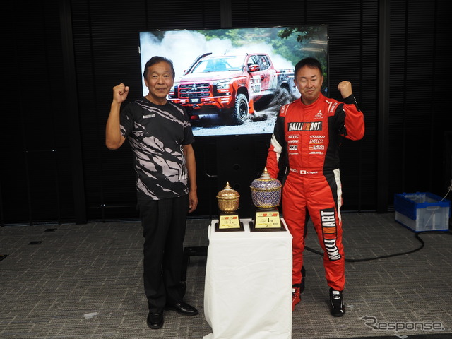 昨年の優勝トロフィーを前に連覇を誓う増岡監督と田口選手(右)