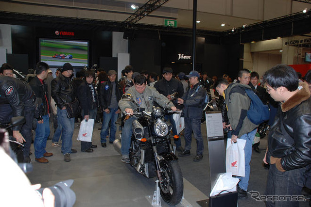 【東京モーターサイクルショー09】ヤマハ VMAX の周りは黒山の人
