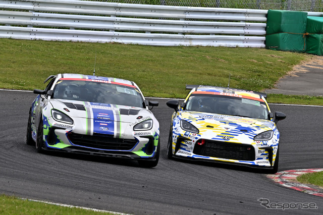 改良されたカーボンニュートラル燃料で走る#28 ORC ROOKIE GR86 CNF Conceptと#61Team SDA Engineering BRZ CNF Concept