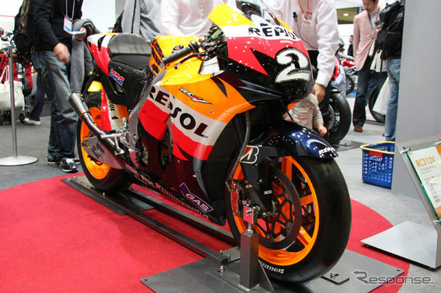 【東京モーターサイクルショー09】ペドロサのMotoGPマシンに触る…ホンダ