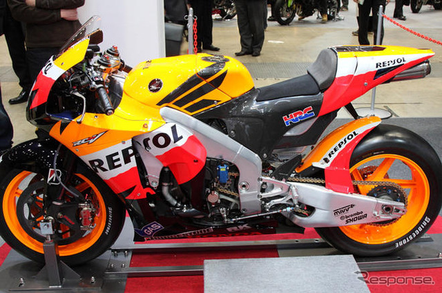 【東京モーターサイクルショー09】ペドロサのMotoGPマシンに触る…ホンダ