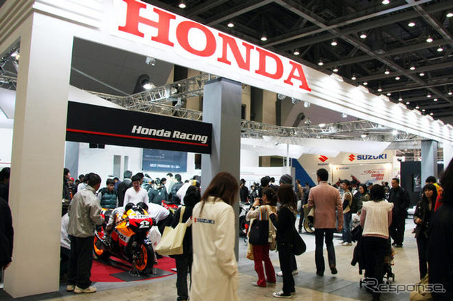 【東京モーターサイクルショー09】ペドロサのMotoGPマシンに触る…ホンダ