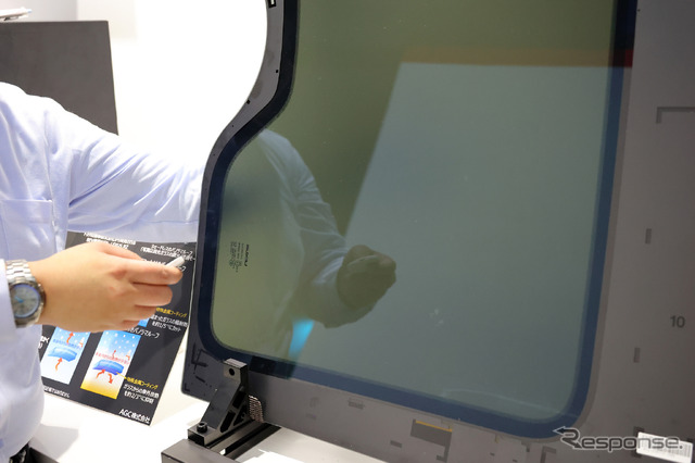 スイッチのボタンを押すと、瞬時に調光モードと透過モードが切り替わる(調光モード)