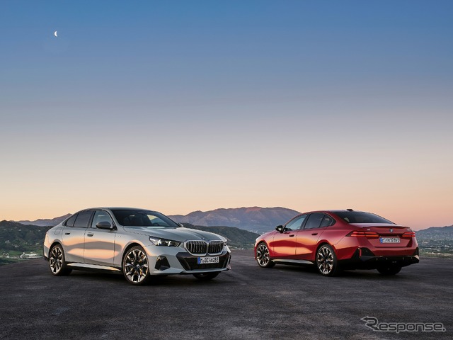 BMW i5 eDrive40 Mスポーツ(左)とi5 M60 xDrive(右)