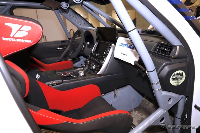 安全確保のために、車内には強固なロールゲージが組まれている