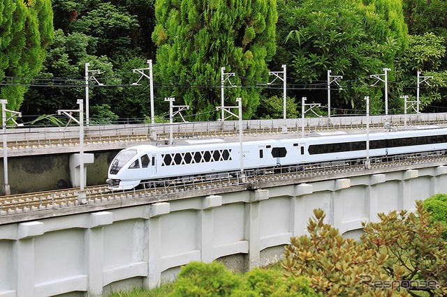 東武ワールドスクウェアで走り出した 1/25 新型特急 N100系 スペーシア(カツミ製)