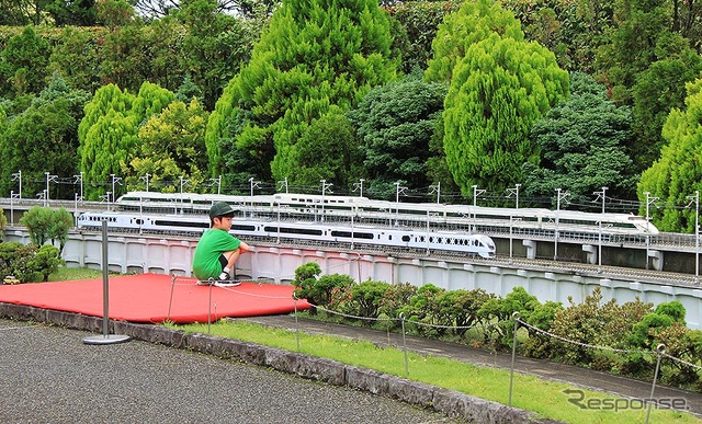東武ワールドスクウェアで走り出した 1/25 新型特急 N100系 スペーシア(カツミ製)