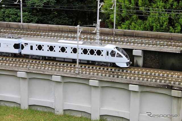 東武ワールドスクウェアで走り出した 1/25 新型特急 N100系 スペーシア(カツミ製)