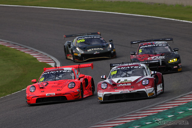 優勝した#911 Absolute Racingとバトルする3位の#18 Porsche Center Okazaki(左)