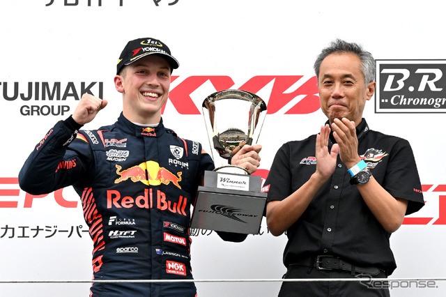 優勝したリアム・ローソン(左)と、TEAM MUGENの田中洋克監督(右)