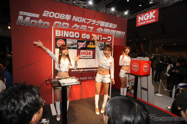 【東京モーターサイクルショー09】追っかけまで登場　NGKスパークプラグダンス部