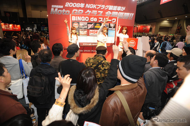 【東京モーターサイクルショー09】追っかけまで登場　NGKスパークプラグダンス部