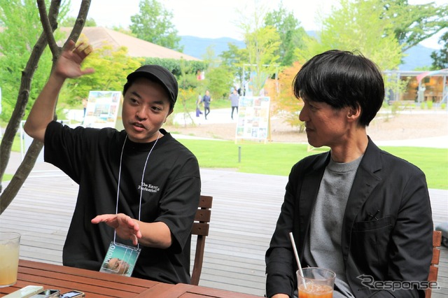 >マツダデザイン本部チーフデザイナーの木元英二さん(右)と映像作家/写真家の柿本ケンサクさん(左)