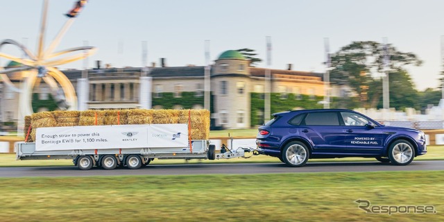 2.5トンの藁を積載したトレーラーを牽引するベントレー・ベンテイガ の「EWB」(グッドウッド2023)