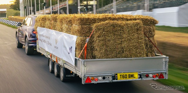 2.5トンの藁を積載したトレーラーを牽引するベントレー・ベンテイガ の「EWB」（グッドウッド2023）
