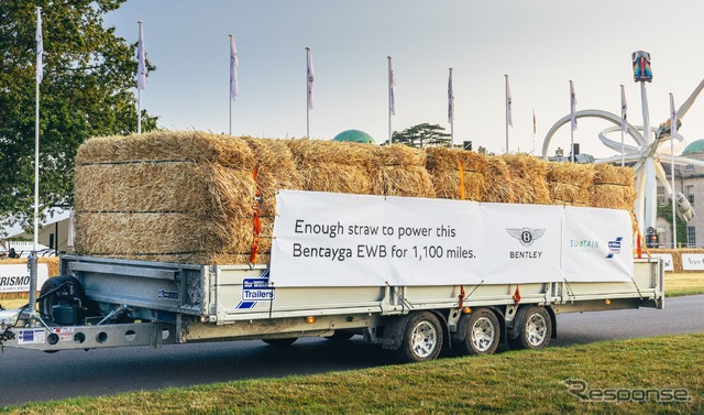 ベントレー・ベンテイガ の「EWB」が牽引した2.5トンの藁を積載したトレーラー（グッドウッド2023）