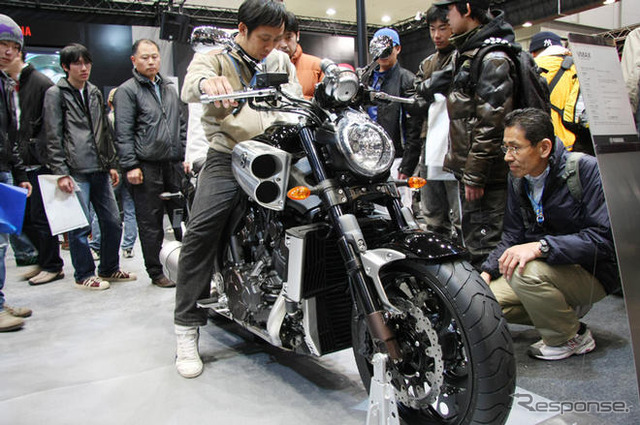 【東京モーターサイクルショー09】ヤマハ…VMAX が人気!