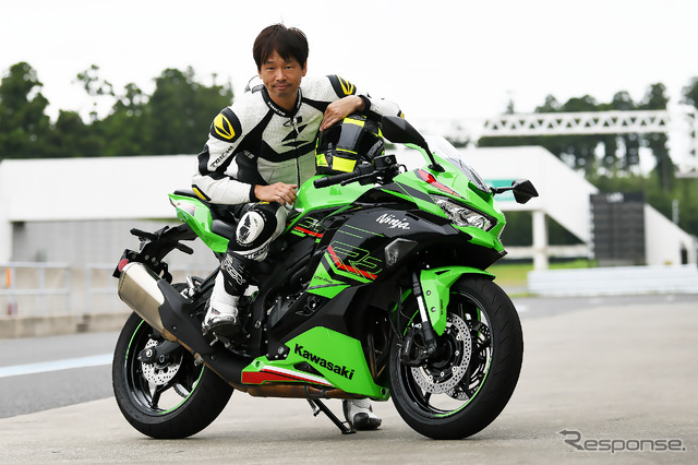 カワサキ Ninja ZX-4RRと青木タカオ氏