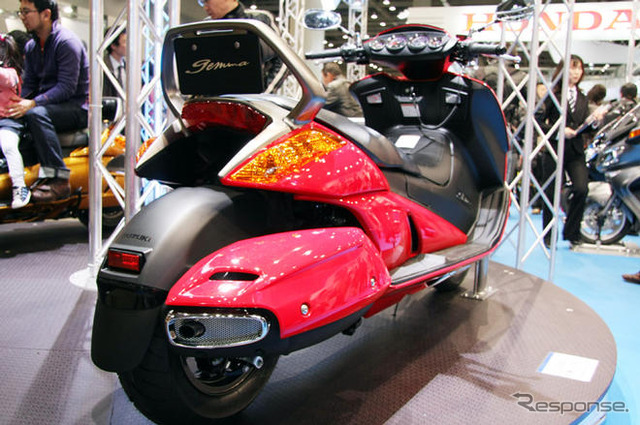 【東京モーターサイクルショー09】スズキのビッグスクーター、ジェンマに新色
