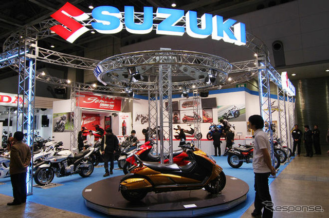 【東京モーターサイクルショー09】スズキのビッグスクーター、ジェンマに新色