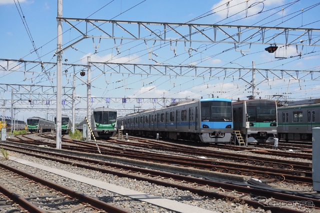 向かって左から17000系(奥)、16000系×3本、小田急4000形、E233系2000番台、05系(側面のみ)
