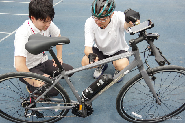 ホンダ野村さんに車両説明を受ける筆者(右)