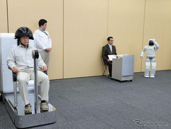 考えるだけでロボットを制御---ホンダ子会社、ATR、島津製作所が技術開発