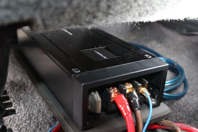 助手席のシート下のデッドスペースを利用して取り付けたのはPRS-D700。サブウーファーをドライブするアンプとして利用する。