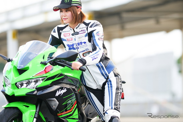 カワサキ Ninja ZX-4RRと小鳥遊レイラさん