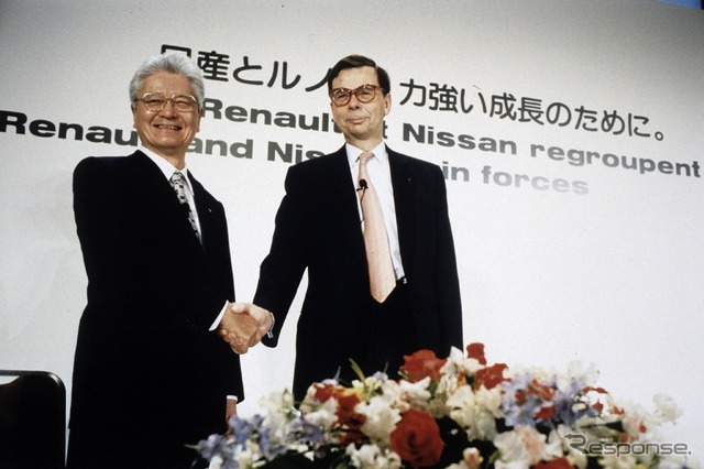 日産自動車とルノー、グローバルパートナーシップに関する合意に調印。日産の塙義一社長（当時）とルノーのルイ・シュヴァイツァー会長兼CEO（当時。1999年3月）