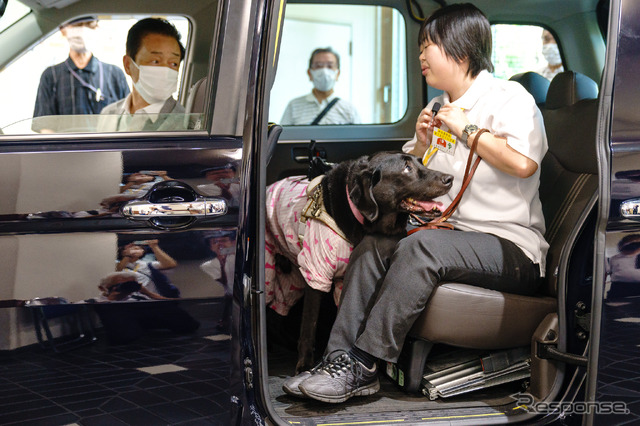 車内では、できるだけ聞き取りやすい会話を心がけることが大切。