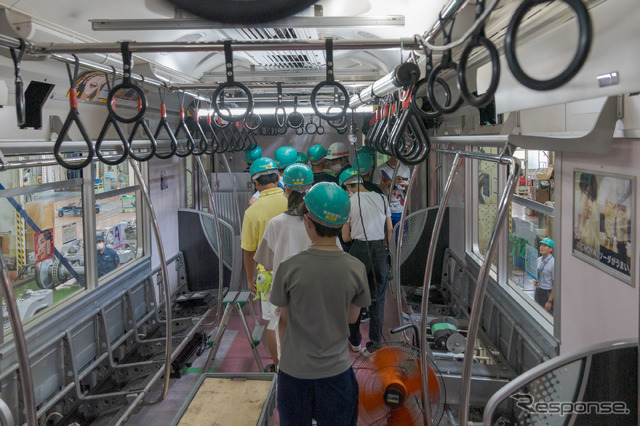 運転席を特別に見せて貰えることになり並ぶ学生の皆さん。「丸ノ内線はすべてワンハンドルなのか?」と質問する学生に、丸ノ内線はすべてワンハンドルになっていると伝えると、地元の高崎ではツーハンドルの電車がまだ走っていると語っていた。