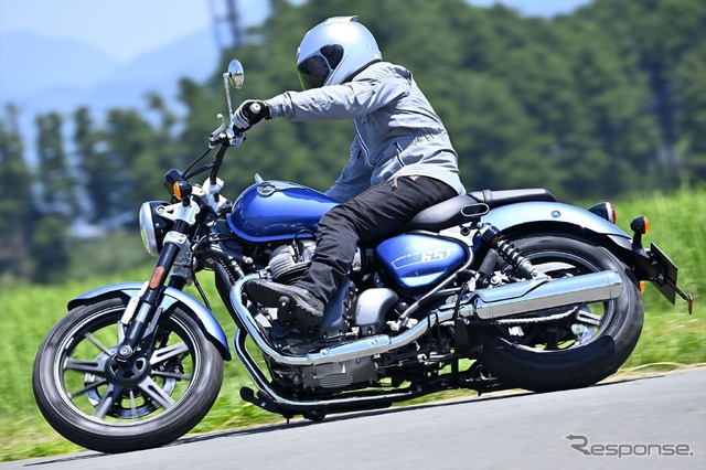 リヤサスペンションもショーワ製。この手のバイクにしては減衰力もバネレートも少し高め。しかし、それがスポーティなハンドリングに貢献